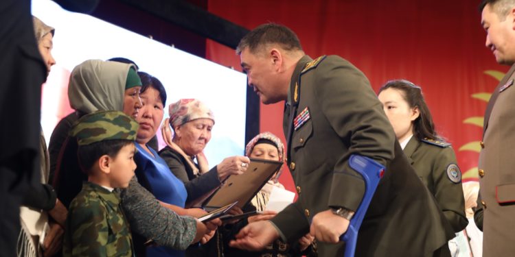 Камчыбек Ташиев бүгүн иш-чарага балдак менен барды