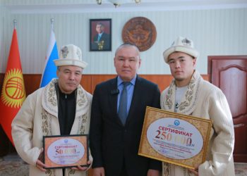 Оштун мэри Акжол Махмудовго 250 миң сом тапшырды (видео)