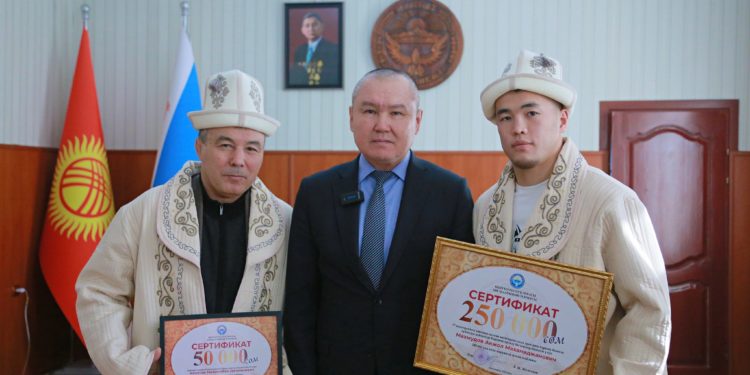 Оштун мэри Акжол Махмудовго 250 миң сом тапшырды (видео)