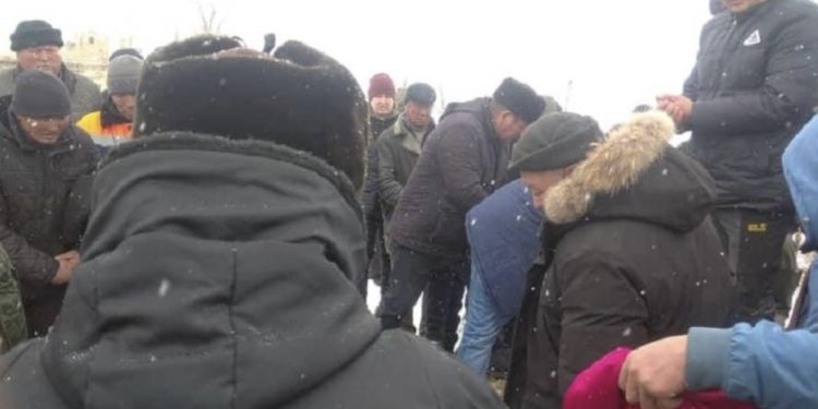 “Артында уулу калды”. Түркиядагы зилзалада каза болгон келин жерге берилди