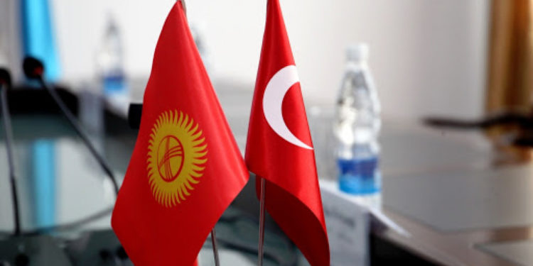 «100 боз үй, 20дай чатыр». Түркияга эки учак гумжардам жөнөтүү камылгасы көрүлүүдө