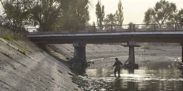 Чоң Чүй каналына түшүп кеткен 55 жаштагы киши изделип жатат