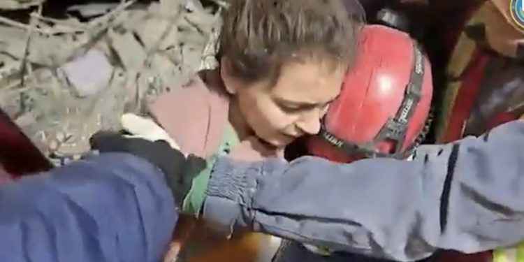 Кыргыз куткаруучулары Түркияда кош бойлуу келинди аман алып чыгышты (видео)