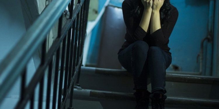 Бишкекте 15 жаштагы кыз өз жанын кыюуга аракет кылды