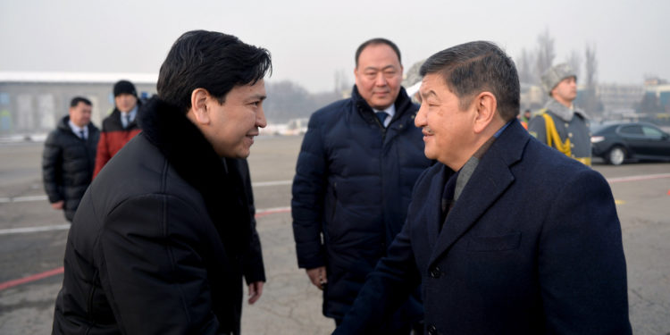 Кызыл роза кармаган кыз-жигит. Акылбек Жапаров Алматы шаарына барды