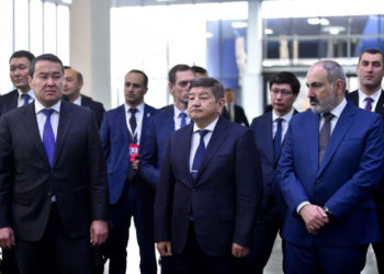 Акылбек Жапаров Siri менен «Алиса» эмнеге кыргыз же казакча сүйлөбөйт деп кооптонуп жатканын айтты