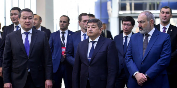 Акылбек Жапаров Siri менен «Алиса» эмнеге кыргыз же казакча сүйлөбөйт деп кооптонуп жатканын айтты