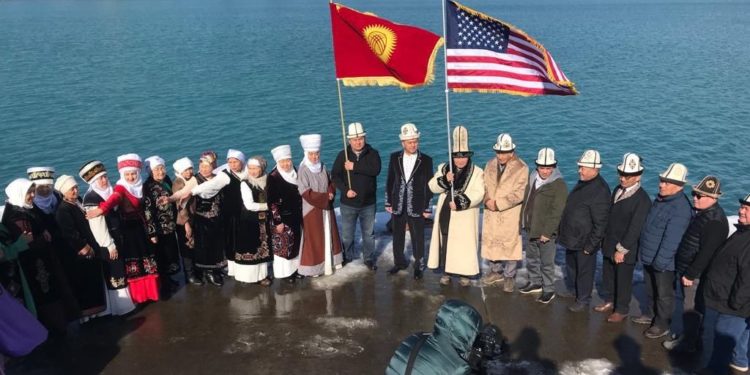 Чикагодо Манас айтылып, чүкө ойнолуп, бешик ыры ырдалды (сүрөт)