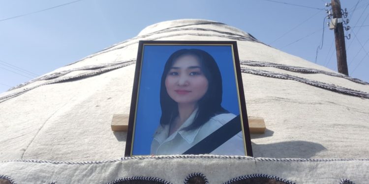 «Кийинкиси ким?». Айзада Канатбекованын өлүмү тууралуу даректүү тасма тартылды