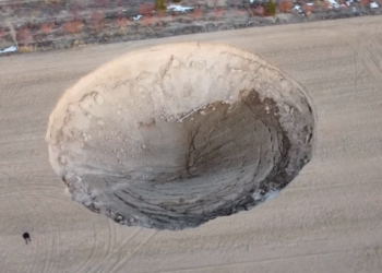 Түркияда табышмактуу чуңкур пайда болду (видео)