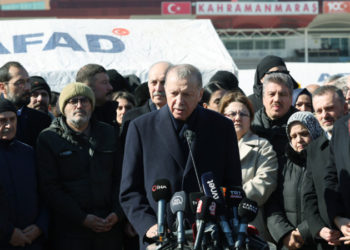 Эрдоган Түркиядагы жер титирөөдөн жабыркагандардан кечирим сурады