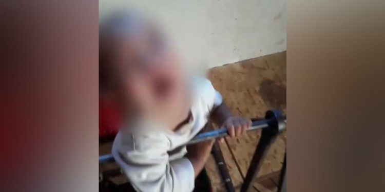 Кадамжайда 2 жаштагы кызын сабаган келин камакта калтырылды