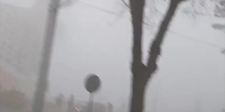 Бишкектеги «Азия Молл» соода борборунун чатыры өрттөнүп жатат (видео)