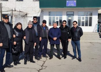 Атамбаевдин санаалаштары абактын алдына чогулушту (сүрөт)