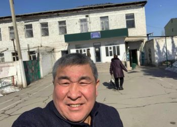 Экс-депутат Рыскелди Момбеков: «Атамбаев абактан чыкканы жатат»