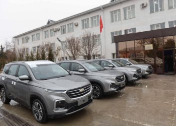 «Уят кылбай иштеңиздер». Баткендеги жетекчилерге кызматтык унаалар тапшырылды