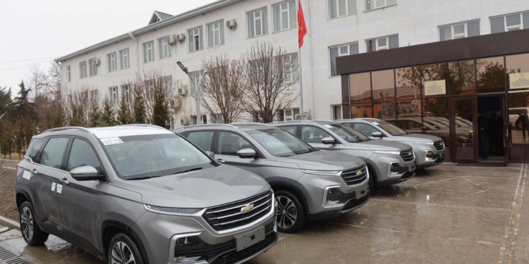 «Уят кылбай иштеңиздер». Баткендеги жетекчилерге кызматтык унаалар тапшырылды