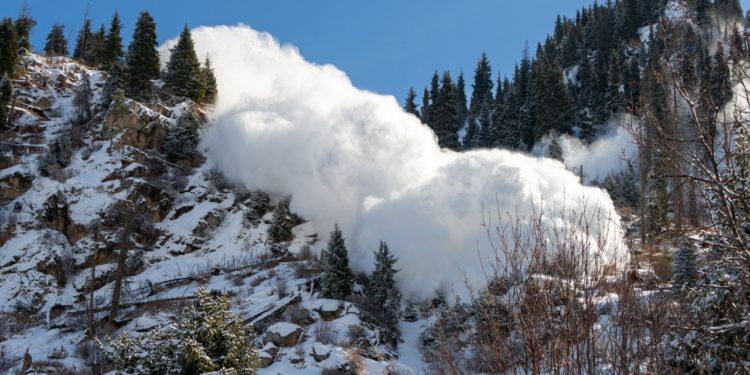 Кыргызстандын тоолуу райондорунда кар көчкү түшүүсү күтүлөт