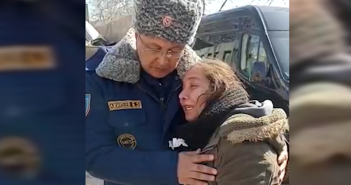 Түркиядагы зилзалада жолдошун, 3 баласын жана сиңдисин жоготкон келиндин ыйы (видео)