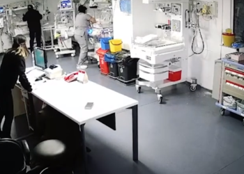 «Таштап кетүү оюбузга да келген жок». Түркиядагы жер титирөөдө ымыркайларды кучактап отурган медайымдар (видео)