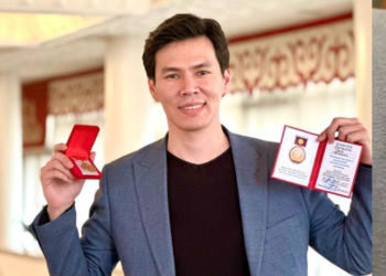 Ырчы Сагыныч «Маданияттын мыкты кызматкери» төш белгисин алды