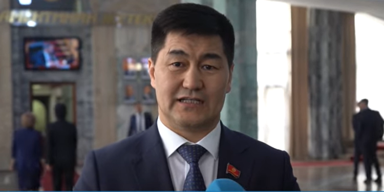 Шайлообек Атазов: «Экс-президенттер өлкөнүн өнүгүүсүн талкуулашса керек» 