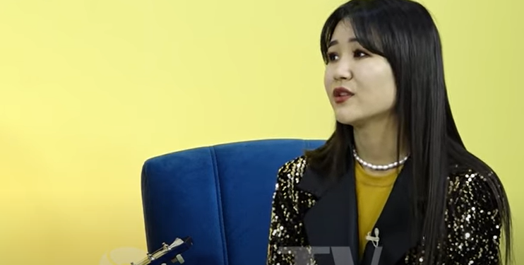 «Сен да күт, сен да ыйла» деп ырдаган Нурила: «Апам бизди кыйналып эле бакты»