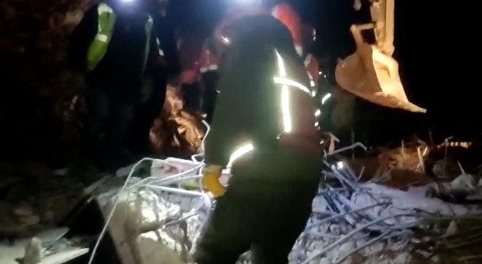 Кыргыз куткаруучулары Түркияда 28 адамдын сөөгүн алып чыгышты (видео)