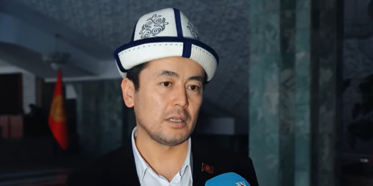 Депутат Кадырбеков: «Түркияда урандынын алдында жаткандарды ойлоп ыйладым»