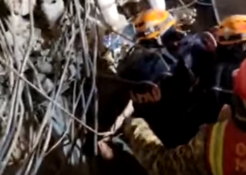 Кыргыз куткаруучулары Түркияда 6 күн урандынын алдында жаткан адамды аман алып чыгышты (видео)