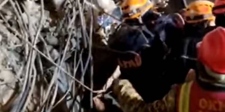 Кыргыз куткаруучулары Түркияда 6 күн урандынын алдында жаткан адамды аман алып чыгышты (видео)