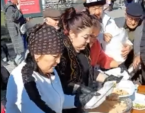 Түркиядагы кыргыздар тамак жасап, бекер таратып жатышат (видео)