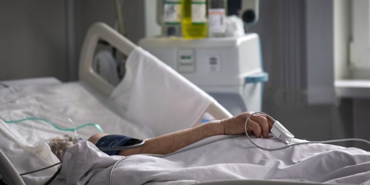 Сузакта үйдө чыккан өрттү өчүрүүгө аракет кылган жаран ооруканага түштү