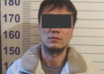 Аравандагы үйгө 4 киши кирип, 54 жаштагы кишини өлтүрүлгөн. Издөөдө жүргөн жаран кармалды