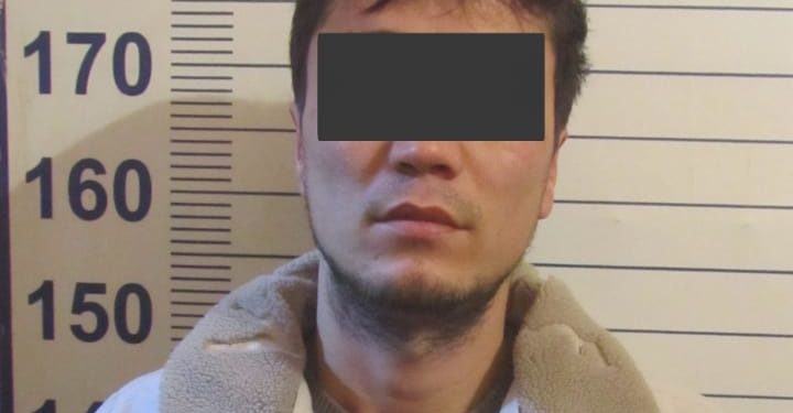 Аравандагы үйгө 4 киши кирип, 54 жаштагы кишини өлтүрүлгөн. Издөөдө жүргөн жаран кармалды