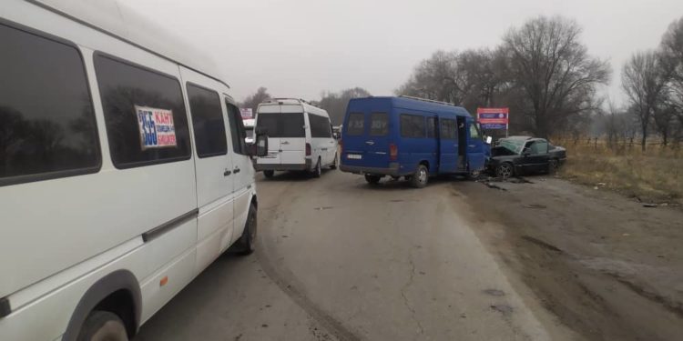 Чүйдө эки унаа сүзүшүп, 4 киши оорукага кайрылды