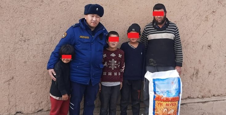 Кадамжайда милиция кызматкери аз камсыз болгон үй-бүлөгө жардам көрсөттү