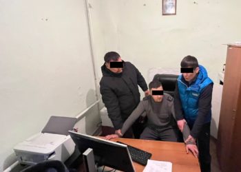 Пара алып жаткан жеринен Нарын РИИБдин 2 кызматкери кармалды