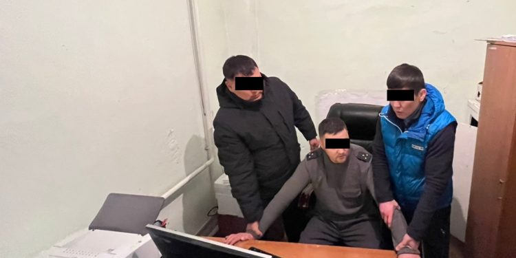 Пара алып жаткан жеринен Нарын РИИБдин 2 кызматкери кармалды