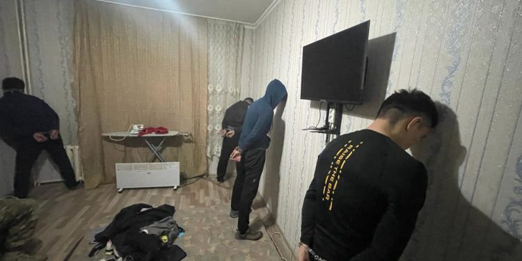 Бишкекте жаранды бычак менен коркутуп, сабап, эс-учун жоготкон абалда 3 күн кармаган шектүүлөр кармалды