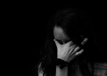 Эжесине кат жазган кыз: «Эртеден кечке үй оокат, тил угуп, таяк жеп. Мен мындай жашоону каалабайм»