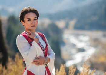 Айсулуу Тыныбекованын үйүнө жарамазан айтып барган балдар өзгөчө каалоо-тилек айтышты (видео)