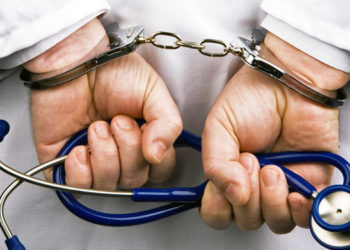 Баланын өлүмүнөн кийин камакка алынган 5 дарыгердин иши сотко өттү