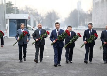 Аксы окуясына 21 жыл. Садыр Жапаров монументке гүл койду