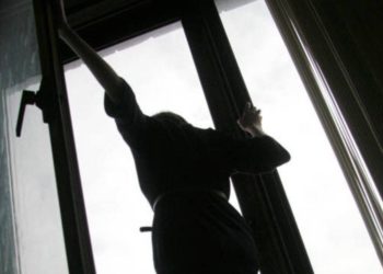 Бишкекте 13 жаштагы кыз 4-кабаттан кулап кеткен видео тарады. Окуянын чоо-жайы