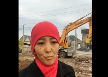 Ак-Ордодо үйү сүрдүрүлгөн келинге үй салуу иштери башталды (видео)