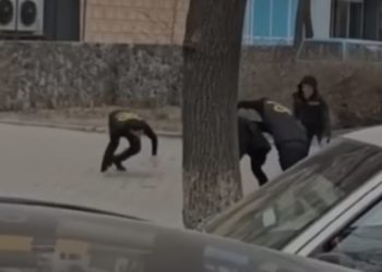 Бишкекте кызды ала качуудан алып калган видео тараган. Милиция социалдык эксперимент экенин айтты