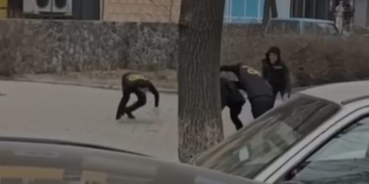 Бишкекте кызды ала качуудан алып калган видео тараган. Милиция социалдык эксперимент экенин айтты