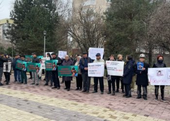 Бишкекте Кемпир-Абад боюнча кармалгандарды колдоо митинги өтүп жатат