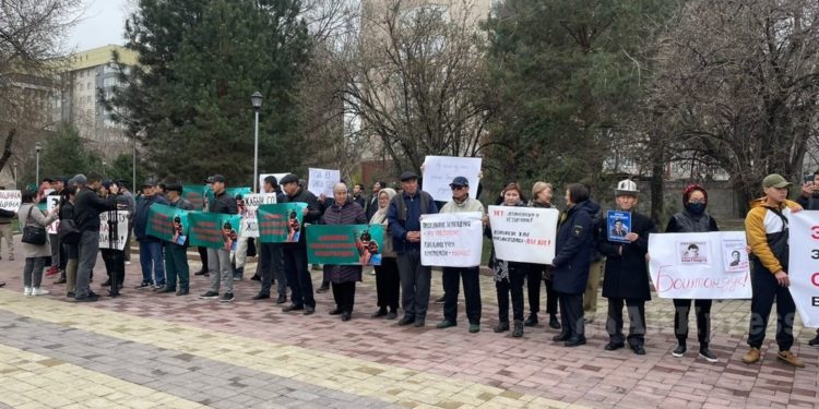 Бишкекте Кемпир-Абад боюнча кармалгандарды колдоо митинги өтүп жатат